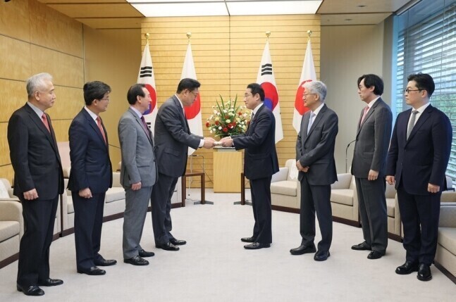 A policy deliberation delegation sent to Japan by President-elect Yoon Suk-yeol delivers a letter from Yoon to Japanese Prime Minister Fumio Kishida on April 26. (provided by the delegation)