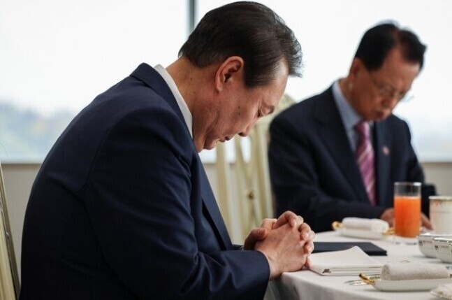 President Yoon Suk-yeol prays during a luncheon with leaders of the Christian community at the presidential office in Yongsan on Nov. 8. (courtesy of the presidential office)