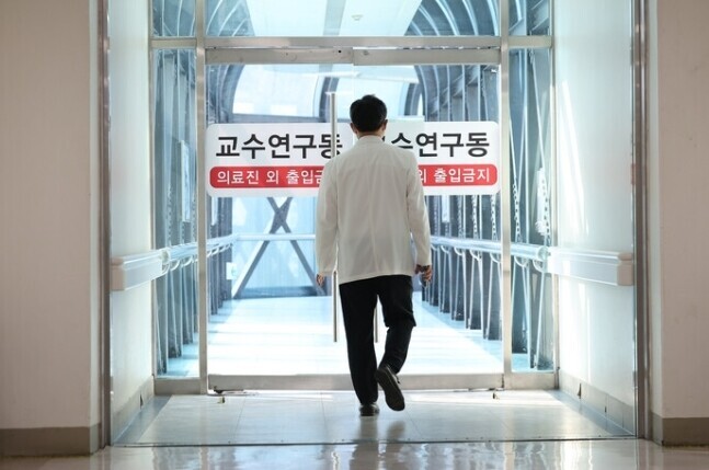 A staff member at a major hospital in Seoul heads into a research ward for professors on March 15, 2024. (Yonhap)