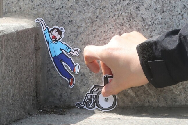 ‘장애물 없는 생활환경’(BF·Barrier Free) 인증 확대를 알리는 캠페인이 2022년 4월19일 오후 서울역 앞 계단에서 열려 비에프(BF) 스티커가 계단에 붙어 있다. 한겨레 김태형 기자