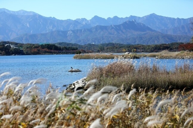 설악산 능선과 달마봉·울산바위 등이 한눈에 들어오는 속초 영랑호의 모습. &lt;한겨레&gt; 자료사진