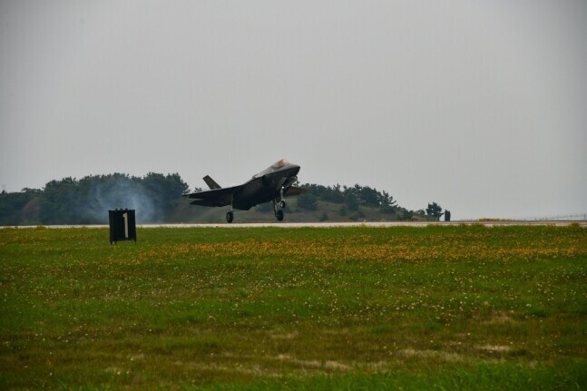 US F-35A fighter plane from Eielson Air Force Base, Alaska, touches down at a US Air Force base in Gunsan, South Korea, on the afternoon of July 5. (provided by USFK)