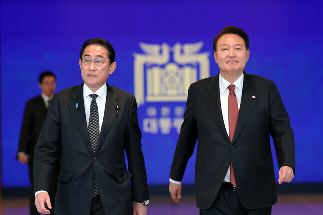 Prime Minister Fumio Kishida of Japan and President Yoon Suk-yeol of South Korea exit their joint press conference following a summit on May 7 at the presidential office in Yongsan, Seoul. (courtesy of the presidential office)