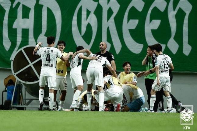 Jeonbuk Hyundai players are pleased with Song Min -kyu's final goal at the 2025 Korea Cup quarterfinals held at the Seoul World Cup Stadium on the 2nd. Provided by the Korean Football Association