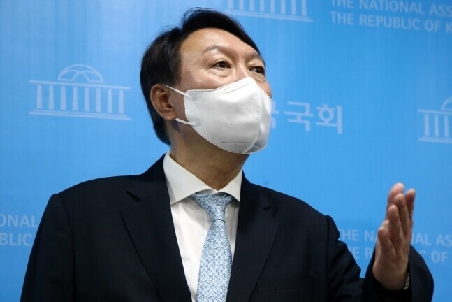 Former Prosecutor General Yoon Seok-youl talks to reporters at the National Assembly press room on Tuesday. (Yonhap News)