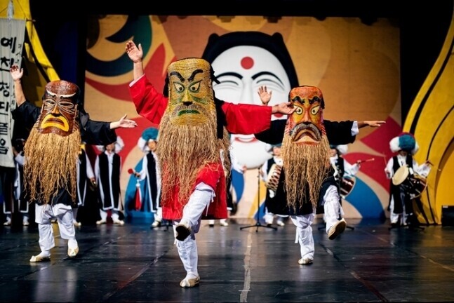 Cheongdan Noreum from Yecheon, an intangible cultural heritage from North Gyeongsang Province, was included in talchum’s registration with UNESCO. (courtesy of the CHA)