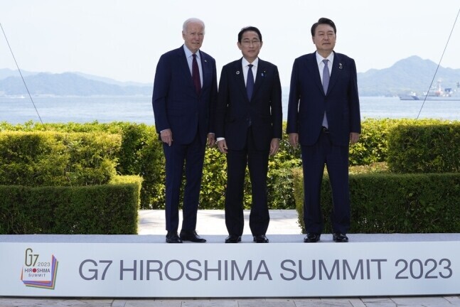 US President Joe Biden stands with Japanese Prime Minister Fumio Kishida and South Korean President Yoon Suk-yeol for a photo on May 21 ahead of their trilateral summit on the sidelines of the Group of Seven summit in Hiroshima, Japan. (Yonhap)