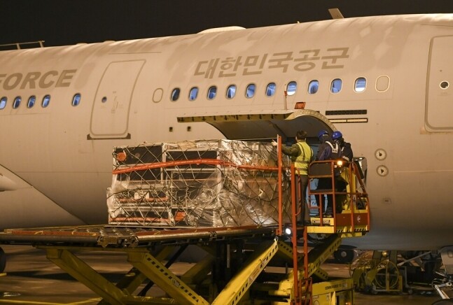 공군이 지난 7일 밤 인천공항에서 튀르키예로 보내기 위한 구호물품을 공군 다목적공중급유수송기 KC-330에 싣고 있다. 공군 제공