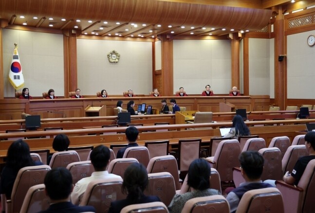 이종석 헌법재판소장과 재판관들이 6월27일 오후 서울 종로구 헌법재판소 대심판정에 입장한 뒤 자리에 앉아있다. 연합뉴스