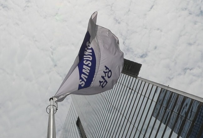 The Samsung flag in front of its offices in Seoul’s Seocho neighborhood on Aug. 29. (Shin So-young, staff photographer)