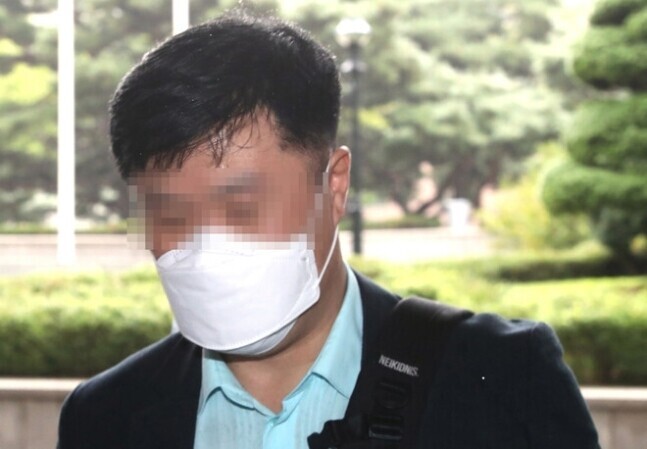 Kim Moon-ki, who had been the SDC’s deputy director of development, arrives at the Seoul Central District Prosecutors’ Office on Oct. 6, in order to be questioned in relation to the development corruption scandal in Seongnam’s Daejang neighborhood. (Yonhap News)