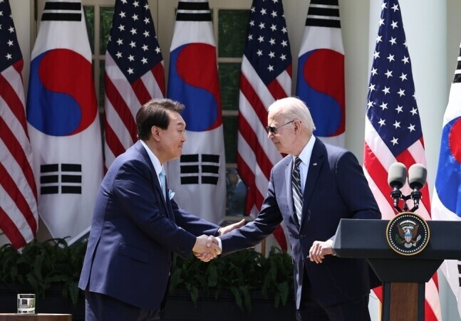 President Yoon Suk-yeol of South Korea shakes hands with US President Joe Biden ahead of their joint press conference following their summit at the White House on April 26. (Yoon Woon-sik/The Hankyoreh)