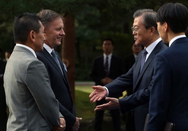 South Korean President Moon Jae-in greets New Zealand Ambassador to South Korea Philip Turner and his husband Hiroshi Ikeda during a reception for diplomats at the Blue House on Oct. 18. (Blue House photo pool)