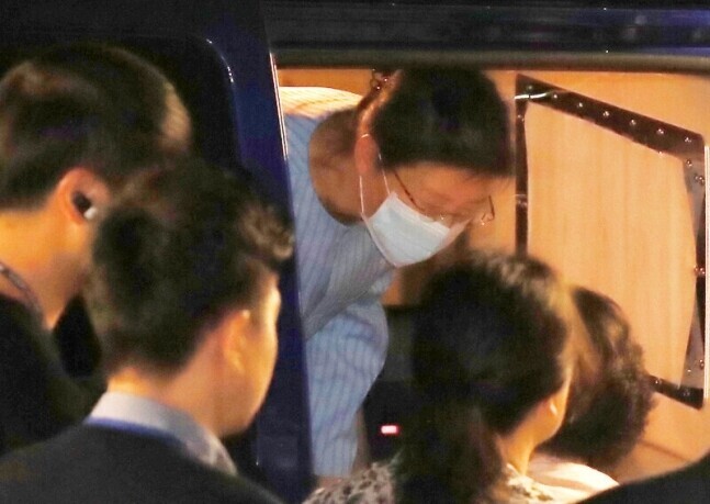 Former President Park Geun-hye steps out of a prisoner transport vehicle in order to be admitted to a hospital for treatment for a torn rotator cuff in 2019. (Yonhap News)