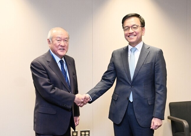 Korean Finance Minister Choi Sang-mok (right) shakes hands with Japanese Finance Minister Shunichi Suzuki at the World Bank headquarters in Washington, DC, on April 16, 2024. (courtesy of ROK Ministry of Finance)