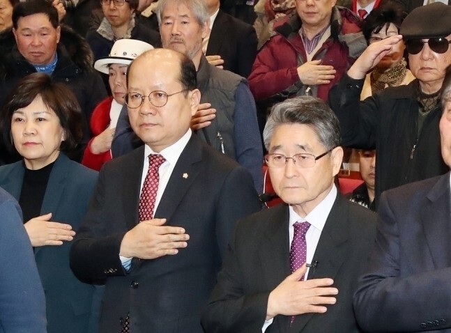 Conservative commentator Jee Man-won (right) and joins Liberty Party Korea lawmakers in a ceremony calling for the “truth” behind the Gwangju Democratization Movement at the National Assembly on Mar. 8, 2019. (Kim Gyoung-ho, staff photographer)