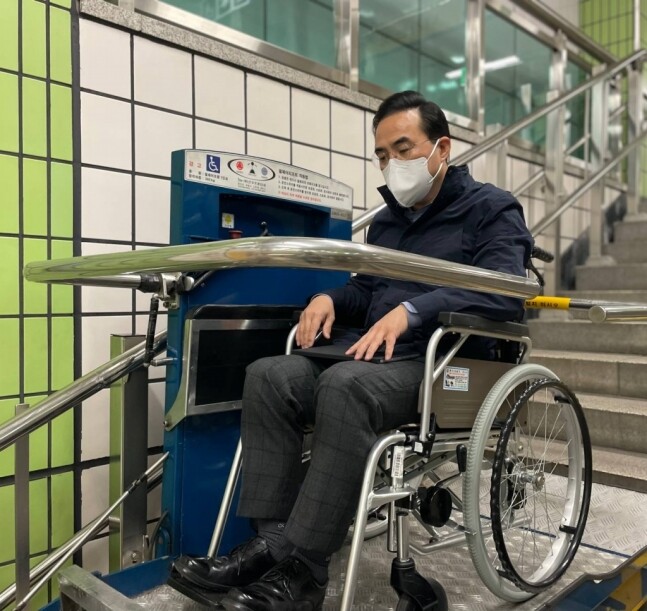 박홍근 더불어민주당 원내대표가 2022년 4월6일 휠체어를 타고 지하철을 이용해 국회로 출근하고 있다. 박홍근 의원실 제공