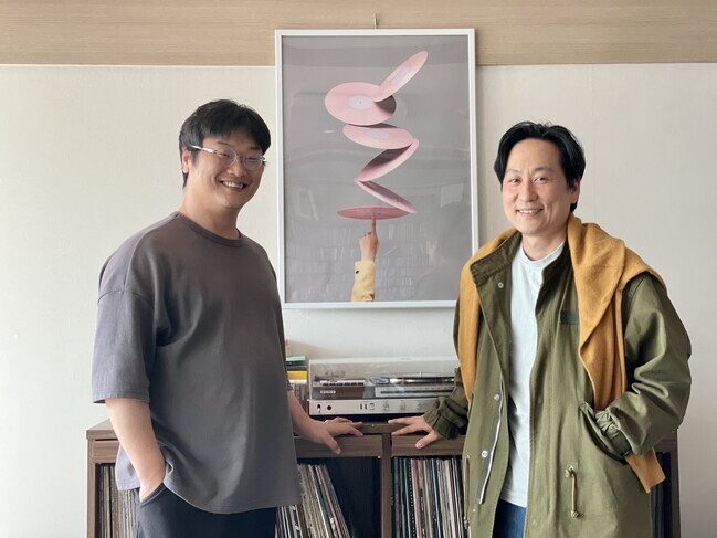 Creator of “K-pop Generation” Cha Woo-jin (left) stands with the series’ executive producer Im Hong-jae. (Suh Jung-min/The Hankyoreh)