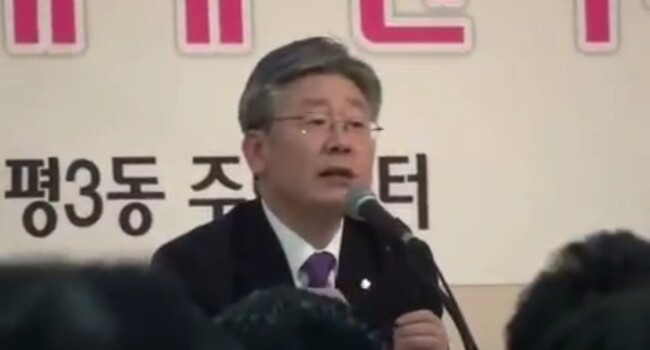 이재명 당시 성남시장이 2013년 1월 태평동에서 열린 ‘새해 인사회’에 참석한 모습. 김은혜 의원실 제공 영상 갈무리
