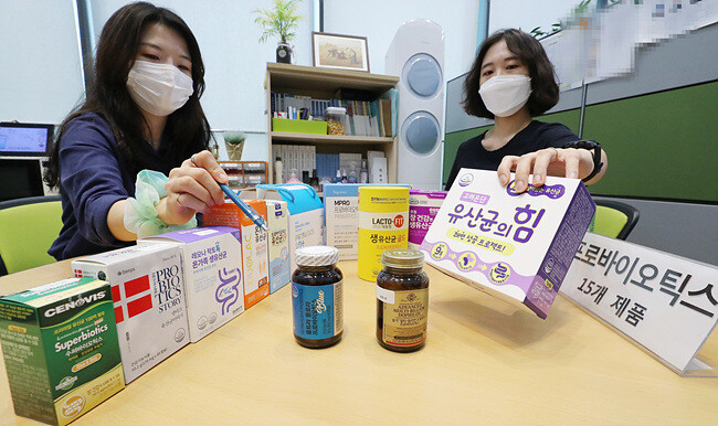 프로바이오틱스 제품을 놓고 설명하는 한국소비자원 관계자들. 연합뉴스