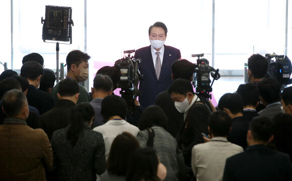 윤 대통령의 반복되는 색깔론 편승…‘도로 한국당’ 부추기나