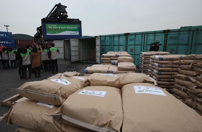 Members of Child Fund Korea send shipments of flour and soy powder as part of an aid package for North Korean children and expectant mothers from the Port of Incheon in Mar. 2014. (Hankyoreh archives)