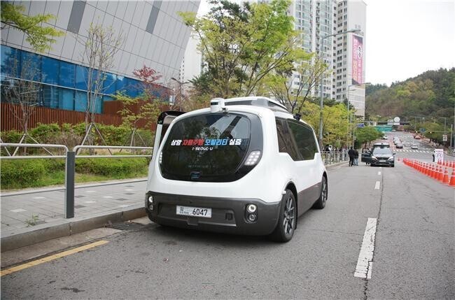 A self-driving vehicle drives by itself in a neighborhood in Seoul. (provided by the Seoul metropolitan government)