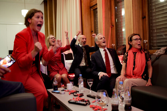 13일 노르웨이 총선 결과 차기 총리로 유력시되는 요나스 가르 스퇴레(오른쪽 둘째)가 출구조사 결과에 환호하고 있다. 오슬로/AP 연합뉴스