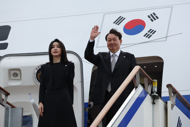 President Yoon Suk-yeol (right) and his wife, Kim Keon-hee, wave before jetting off to the UK from Seoul Airbase in Seongnam on Sept. 18. (courtesy of the presidential office)