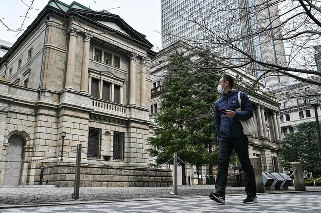 A person walks past the Bank of Japan in Tokyo. (AFP/Yonhap)