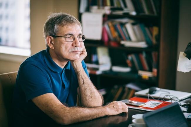 튀르키예 작가로 처음 노벨문학상을 받은 오르한 파묵(72)이 한국 언론과 인터뷰에서 ‘윤석열 반대’ 여론을 지지하는 메시지를 보냈다. 민음사 제공