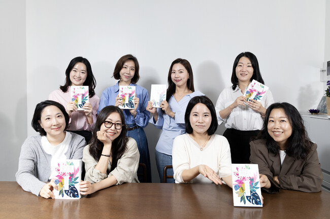 9월16일 오후 서울 마포구 정글살롱에서 8명의 작가가 함께 쓴 책을 들고 사진을 찍고 있다. 이승배 기자 photolee@hani.co.kr