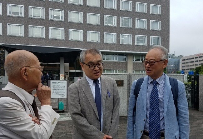Japanese journalist Takashi Uemura (center)
