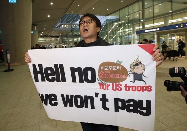 A protester denounces the US’ demands for increasing South Korea’s financial contribution to stationing US troops in Korea upon the arrival of James DeHart, the chief US negotiator in defense cost-sharing talks with South Korea, at Incheon International Airport on Nov. 17. (Yonhap News)
