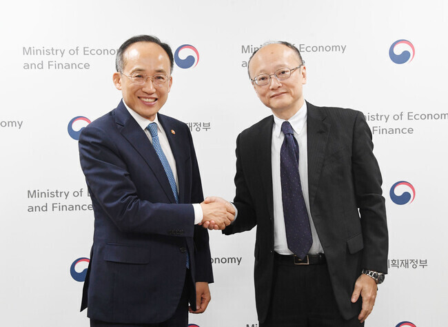 Minister of Economy and Finance Choo Kyung-ho (left) shakes hands with Japan’s Vice Finance Minister Masato Kanda at the central government complex in Seoul on June 2. (courtesy of the Ministry of Economy and Finance) l