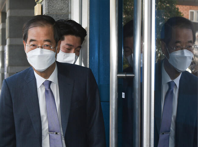 Han Duck-soo, President-elect Yoon Suk-yeol’s pick for prime minister, enters the presidential transition committee office in Seoul’s Tongui neighborhood on April 3. (pool photo)