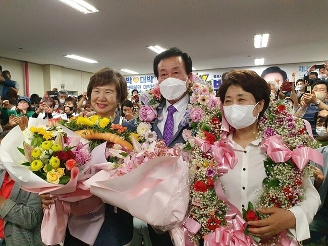2022년 6월 제8회 지방선거에서 박홍률 전남 목포시장 후보(가운데)가 당선되자 선거대책위원장을 맡은 손혜원 전 의원(왼쪽) 등이 기뻐하고 있다. 목포문화연대 제공