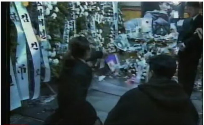 1995년 11월21일 저녁, 김성재의 빈소가 차려진 서울 여의도성모병원 장례식장에서 무릎을 꿇은 채 오열하는 이현도(왼쪽). 유튜브 화면 갈무리