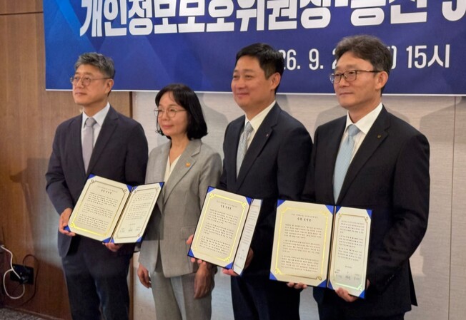 정재헌 에스케이(SK)텔레콤 대표·홍범식 엘지(LG)유플러스 대표·박윤영 케이티(KT) 대표(사진 왼쪽부터)가 28일 서울 중구 한국프레스센터에서 송경희 개인정보보호위원장과 만나 ‘국민이 신뢰하는 인공지능·디지털 사회를 위한 공동 선언문’을 발표했다. 공동취재사진