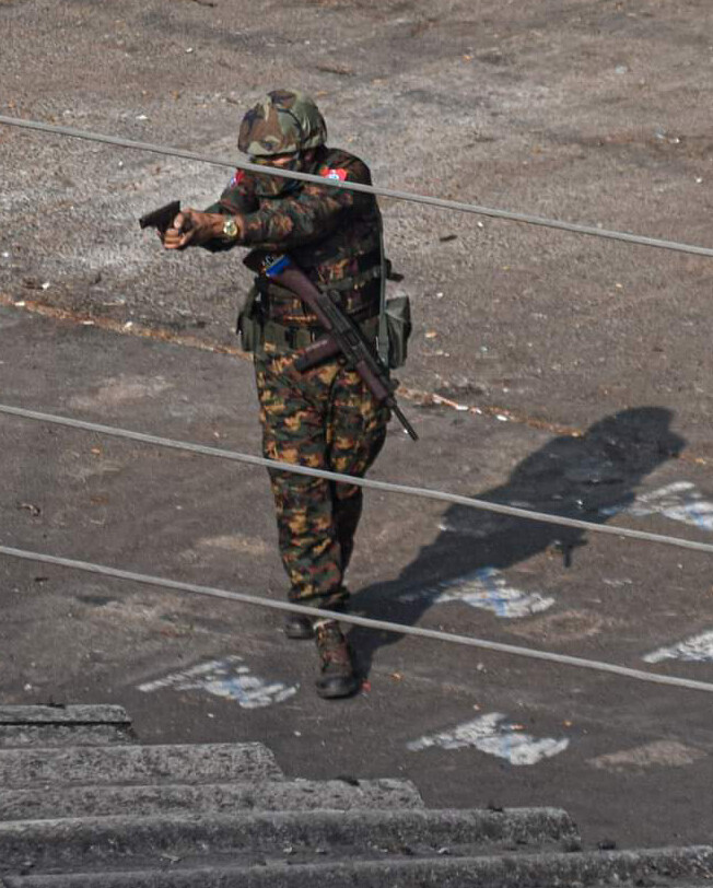 3월17일 시위대에 권총 사격을 하는 군인. 