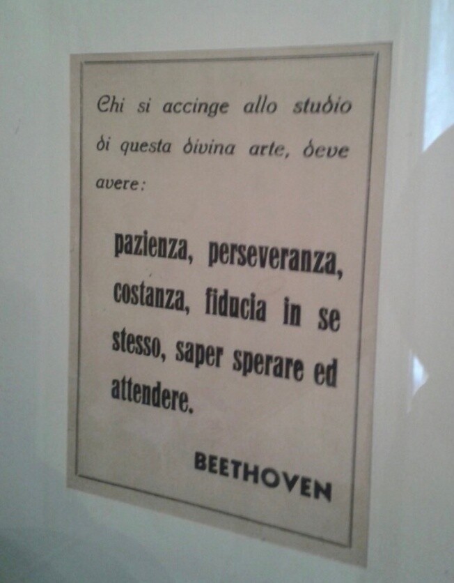 안젤로 선생님의 스튜디오 벽 한쪽에는 베토벤의 명언이 걸려 있다. “인내심, 근면함, 성실함, 자기 자신에 대한 믿음, 소망할 줄 알고 기다릴 줄 알아야 한다.”