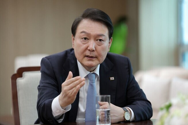 President Yoon Suk-yeol speaks to the Washington Post at the presidential office in Seoul’s Yongsan District. (courtesy of the presidential office)