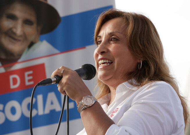 ‘롤렉스 스캔들’로 곤경에 빠진 디나 볼루아르테(61) 페루 대통령이 지난달 22일 수도 리마에서 열린 행사에 참여하고 있다. 페루 대통령실 제공. 로이터 연합뉴스