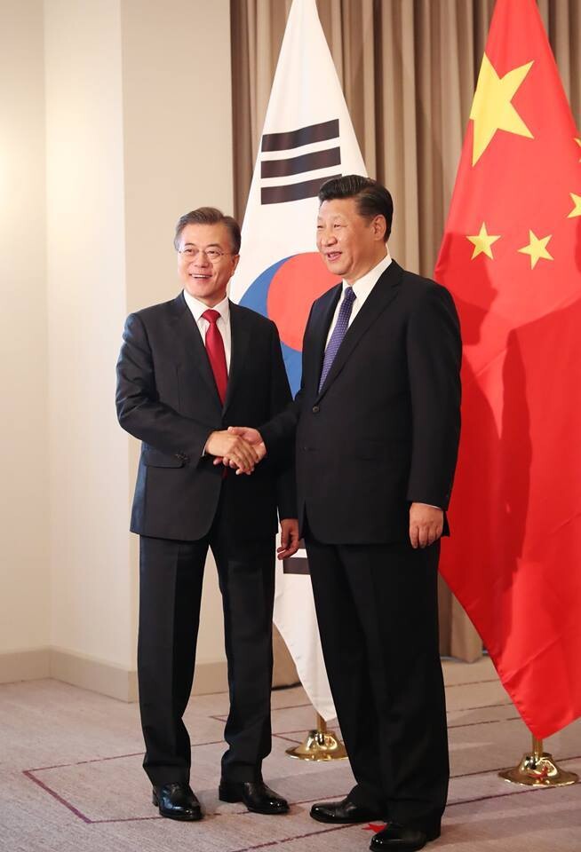 President Moon Jae-in meets with Chinese President Xi Jinping for a summit at the Intercontinental Hotel in Berlin on July 6. (taken from Blue House Facebook page)