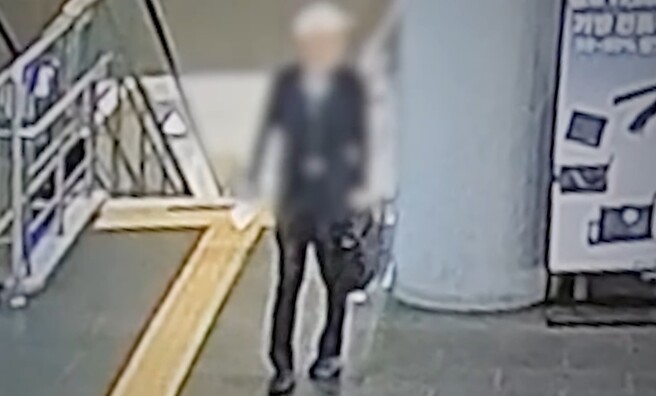6월20일 70대 치매 노인이 고향에 가겠다며 홀로 집을 나간 뒤 서울 수서역 승강장에서 두리번거리고 있다. 경찰청 유튜브 갈무리