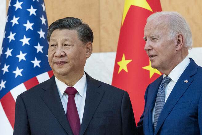 Chinese President Xi Jinping and US President Joe Biden stand for photos to mark their in-person summit in Bali, Indonesia, on Nov. 14. (AP/Yonhap)