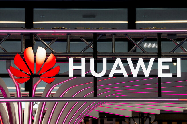 A sign for Huawei glows at the company’s booth at a telecom fair in Paris, France, on March 20, 2024. (Reuters/Yonhap)
