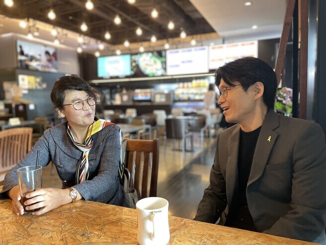 Kim Ryun-hee (left) and “Shadow Flowers” director Yi Seung-jun (right) smile as they discuss their documentary on Monday morning. (Oh Seung-hun/The Hankyoreh)