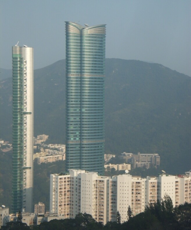 2000년대에 들어선 홍콩의 연필타워들. 왼쪽은 2001년에 세워진 더 서밋(65층), 오른쪽은 2003년에 세워진 하이클리프(72층). 위키미디어 코먼스