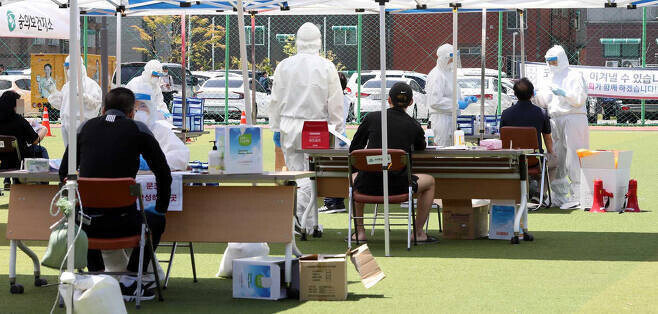 A screening clinic set up in Incheon’s Michuhol District. (Park Jong-shik, staff photographer)